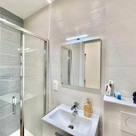 Azur One Bedroom Apartment In Central Menton Διαμέρισμα Μεντόν